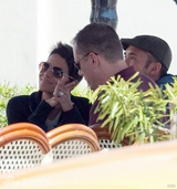 组图：哈里-贝瑞潮装打扮与朋友外出吃午饭