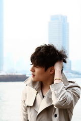 组图：强宇首次触电电影 时装大片显范儿