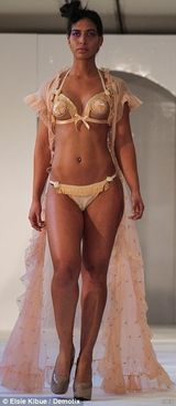 组图：伦敦时装周上演香艳内衣秀 别致乳饰抢眼