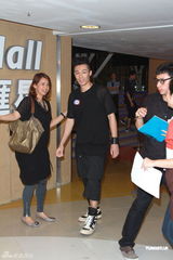 组图：周柏豪连诗雅现身回应亲密照事件