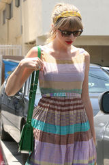 组图：泰勒-斯威夫特彩虹裙出街 红唇美肌玩转撞色