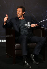 组图：休·杰克曼帅气亮相《金刚狼2》见面会