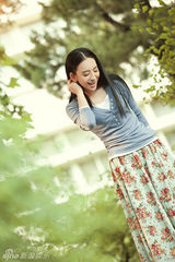 组图：曹阳最新校园漫步写真 回归大学最美时光