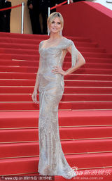 组图：超模海蒂戛纳走秀礼服露背身材高挑