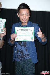 组图：范逸臣发新专辑 被泳装美女“左右夹击”