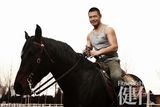 组图：硬汉邵兵登封面 马场大片成熟颓废