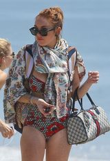 组图：林赛-罗韩穿比基尼海边轻松度假