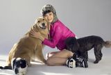 组图：隋俊波写真携爱犬出镜尽展俏皮
