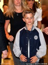 组图：维多利亚带儿子游玩 小潮男星样十足