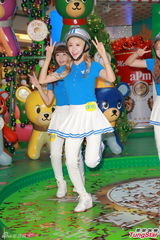 组图：Crayon Pop戴头盔现身握手会 大跳热舞