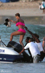 幻灯图集：蕾哈娜巴巴多斯度假 呼朋唤友大秀身材