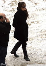 组图：朱莉片场造型干练 和皮特雪地相拥难舍难分