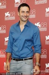 组图：《夜幕降临之时》发布会 导演获主演献吻