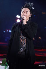 组图：郑伊健开唱遭催婚 女友蒙嘉慧到场欣赏