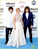 组图：佩里乐队女主唱身着镂空裙 诱惑迷人