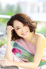 组图：范文芳时尚名媛表现自然美态