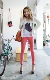 组图：韩星黄慧英春装写真 可爱又帅气