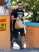 组图：帕丁森独自出街买午餐 满脸胡渣帅气不再