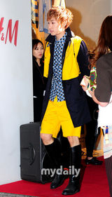 组图：少女时代等众韩星出席某服装店开业仪式