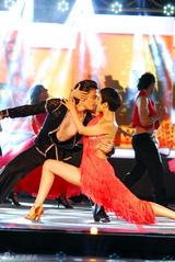 组图：黄曼热辣红裙激情拉丁闪耀《舞林》