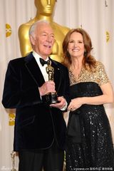 高清组图：奥斯卡后台获奖众星举金人光彩照人