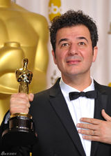 高清组图：奥斯卡后台获奖众星举金人光彩照人