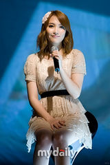 组图：韩国组合献唱《M倒计时》 Kara夺冠泣不成声