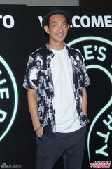 组图：陈冠希发布会女友撑场 否认欠林建岳巨款