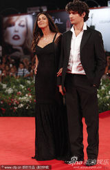组图：《炎夏》发布会 贝鲁奇裹身黑裙秀玲珑曲线