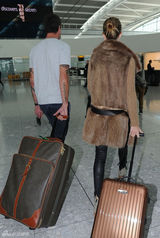 组图：罗茜-汉丁顿-惠特莉街拍皮草背心保暖