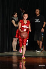 组图：群星红衣出席篮球赛 容祖儿李克勤又背又抱