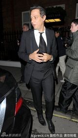 组图：凯特莫斯夫妇情侣装出街 黑衣乱发心情不佳