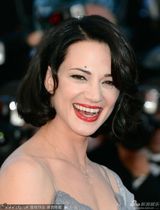 组图：意大利女星艾萨-阿吉图红毯不羁竖中指