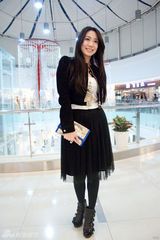 组图：吴辰君街拍LOOK短款外套搭配白背心黑裙