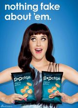 组图：凯蒂-佩里代言零食 拍照Pose连连