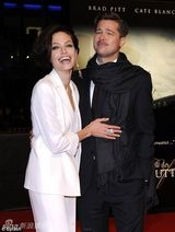 组图：朱莉术后胸型丰满上挺