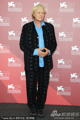 组图：《硬纸盒小镇》记者会 女主角光头造型抢眼