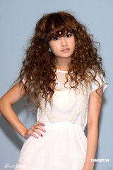 幻灯图集：杨丞琳长卷发似洋娃娃 白蕾丝裙可爱