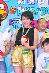 组图：钟舒漫化身雀鸟训练员 感叹不如鹦鹉会模仿