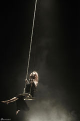 组图：蔡健雅《坠落》MV展现诚实自己