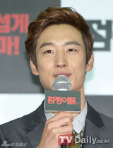 组图：李帝勋金秀路等出席韩片《占卜师们》发布会