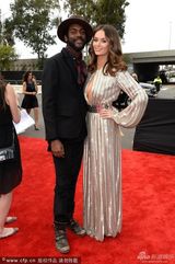 超模特伦菲奥亮相格莱美 银色长裙胸门大开(图)