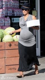 组图：哈利贝瑞街头购物 紧身薄衣凸显大肚