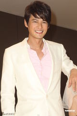 组图：陈怡蓉婚纱妩媚亮相 携手郭品超浪漫走秀