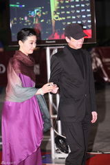 高清图：冯小刚夫妇红毯秀恩爱 徐帆造型复古