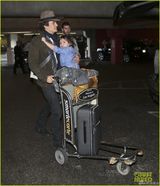 组图：奥兰多带子现身机场 小弗林害羞躲爸怀里