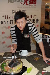 高清图：陈伟霆为新碟庆功 时尚现身和粉丝同庆