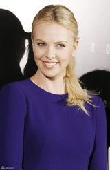 查理兹-塞隆亮相《普罗米修斯》巴黎首映礼(图)