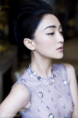 幻灯图：周迅年度封面大盘点 独特魅力成时尚新宠