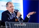 组图：罗伯特-泽米吉斯携《迫降航班》访韩